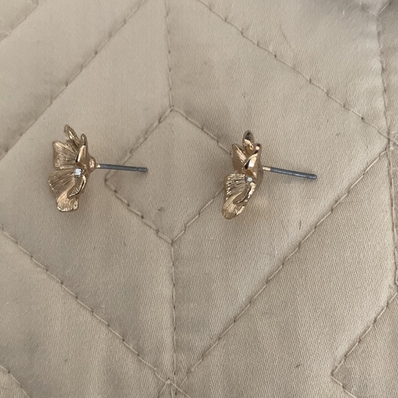 Gold flower studs NWOT CLEARANCE - Picture 3 of 5